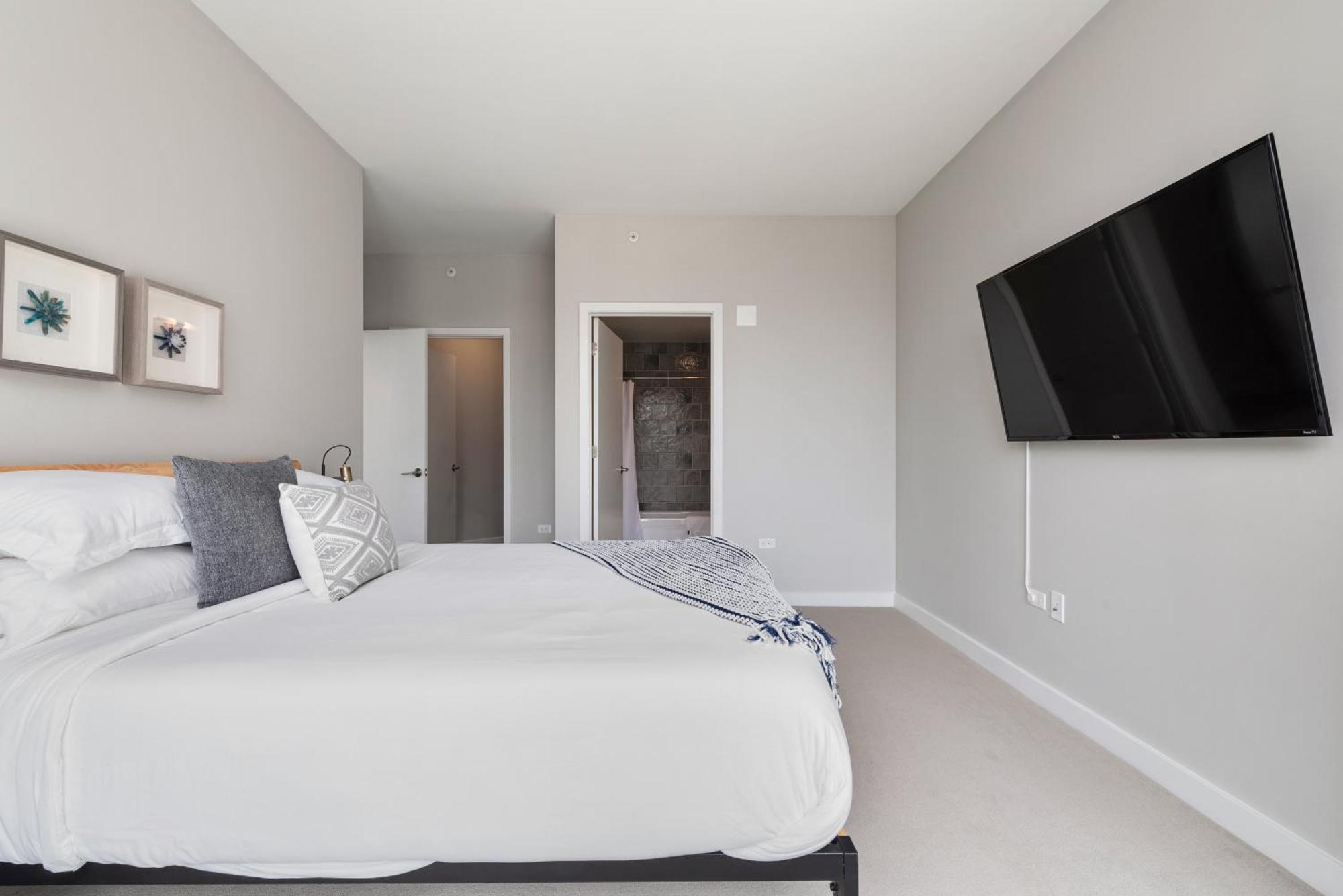 Aurelien Spacious Apartments In The Heart Of Gold Coast Чикаго Екстериор снимка