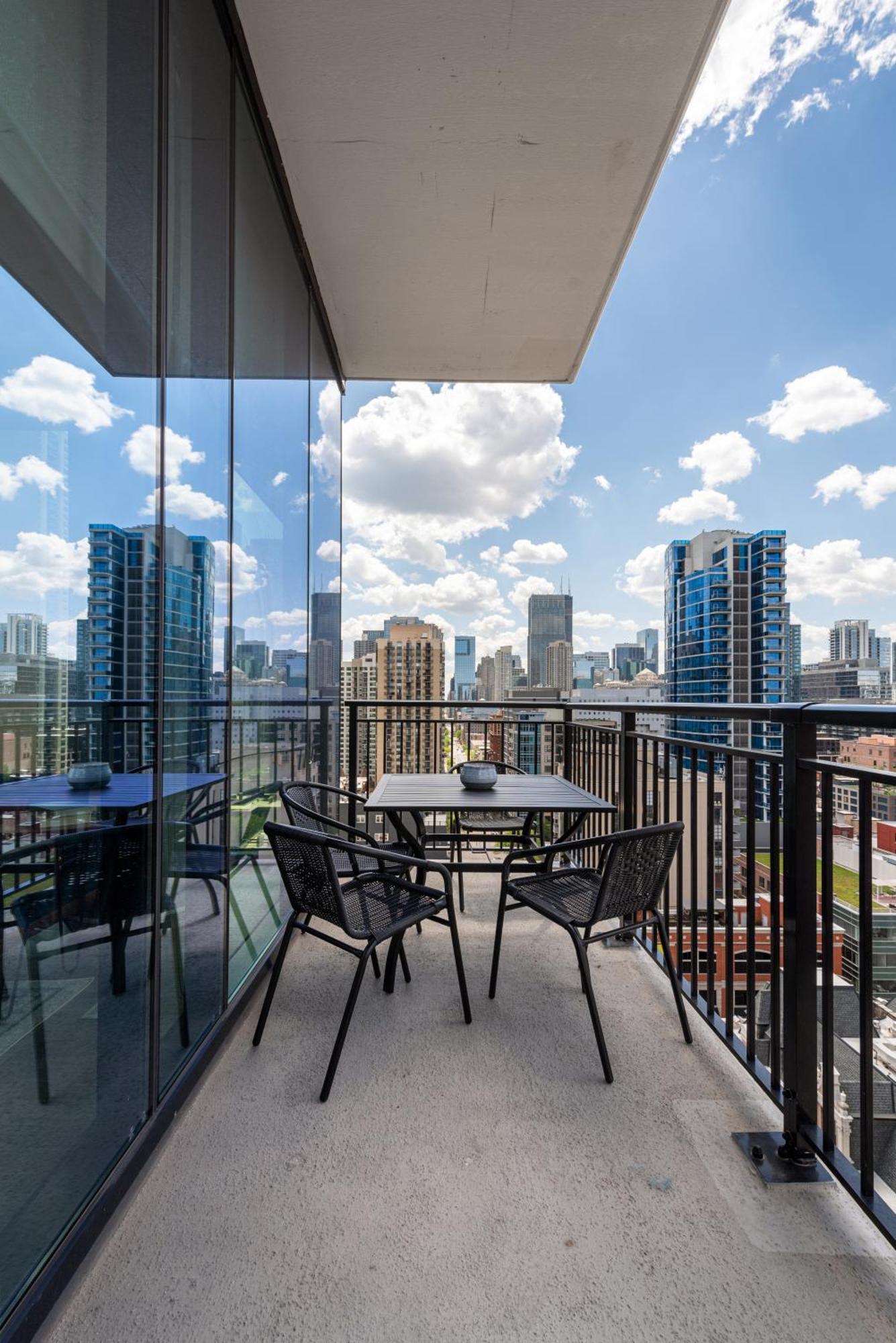 Aurelien Spacious Apartments In The Heart Of Gold Coast Чикаго Екстериор снимка